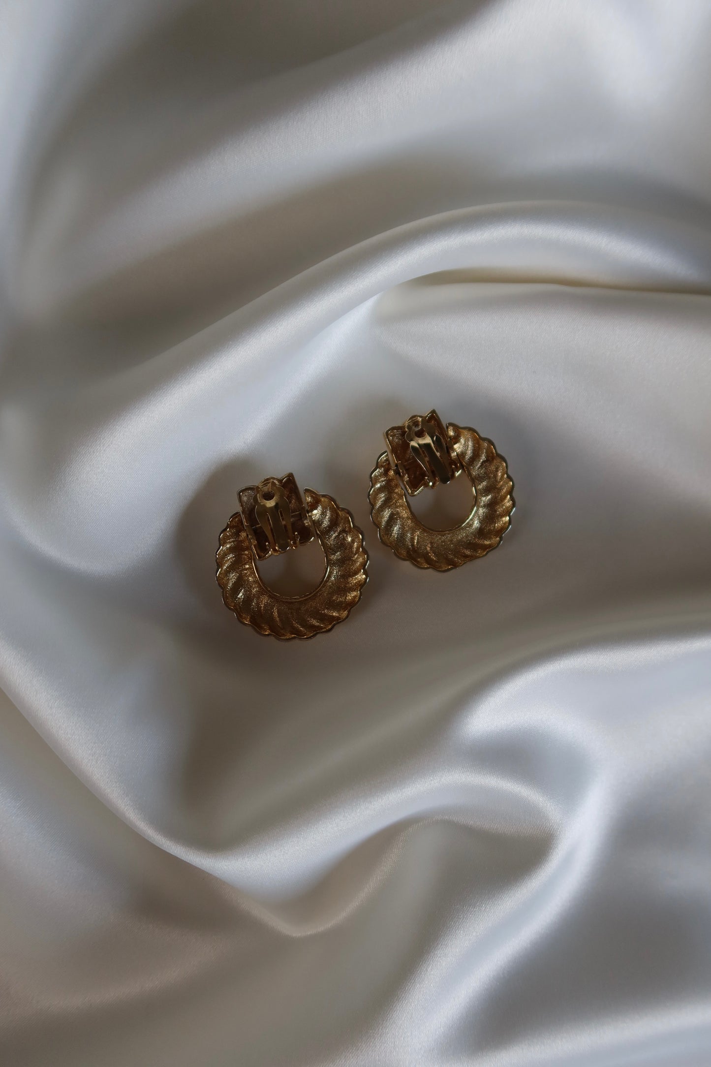 Non Signé - Gold Tone Ribbed Door Knocker Clip On Earrings