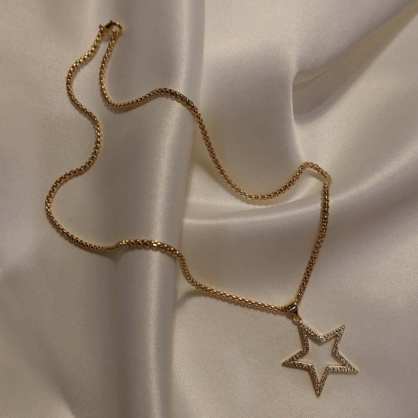 Hollywood Starlet Pendant Necklace (18k Over Stainless Steel)