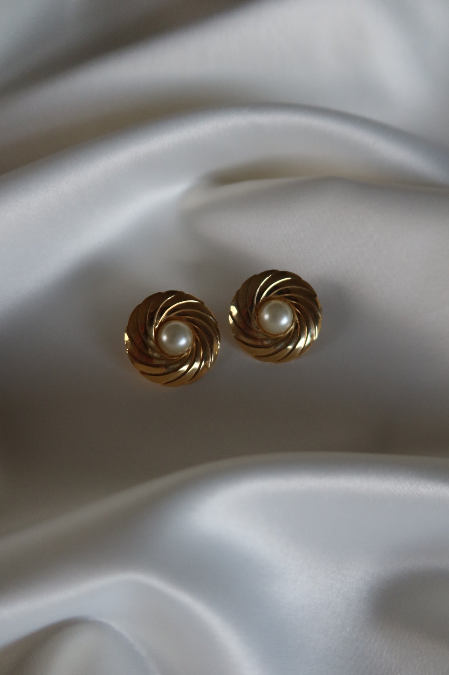 Non Signé - Gold Tone Clip On Earrings (Simulated Pearl)