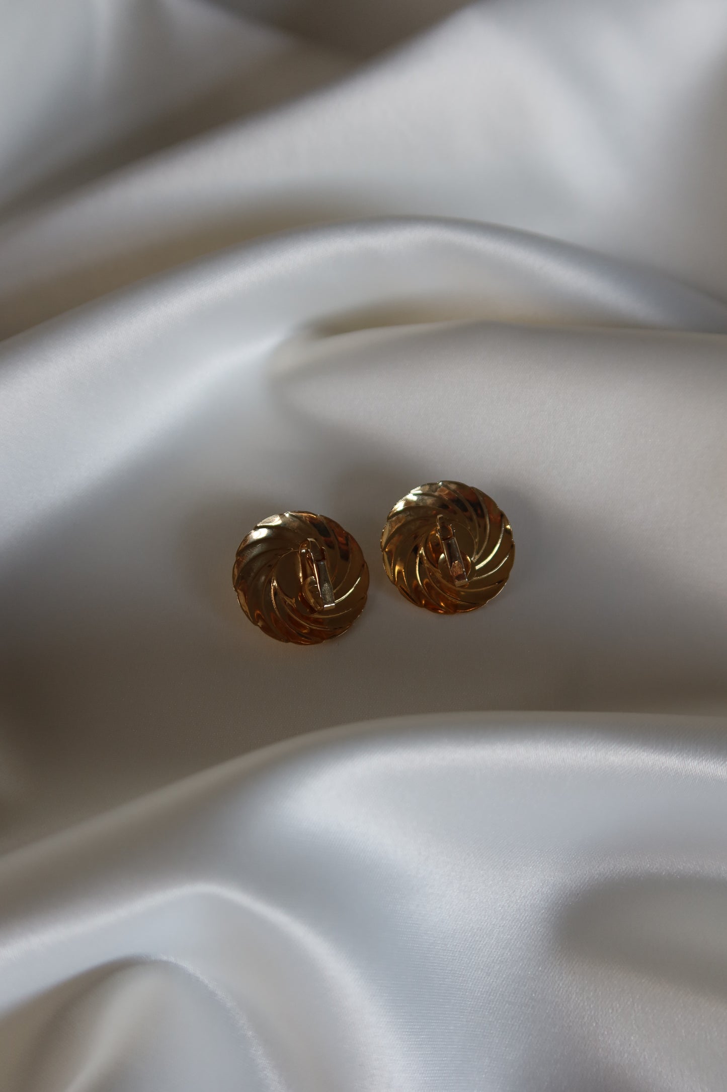 Non Signé - Gold Tone Clip On Earrings (Simulated Pearl)