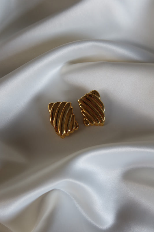 Non Signé - Gold Tone Ribbed Clip On Earrings