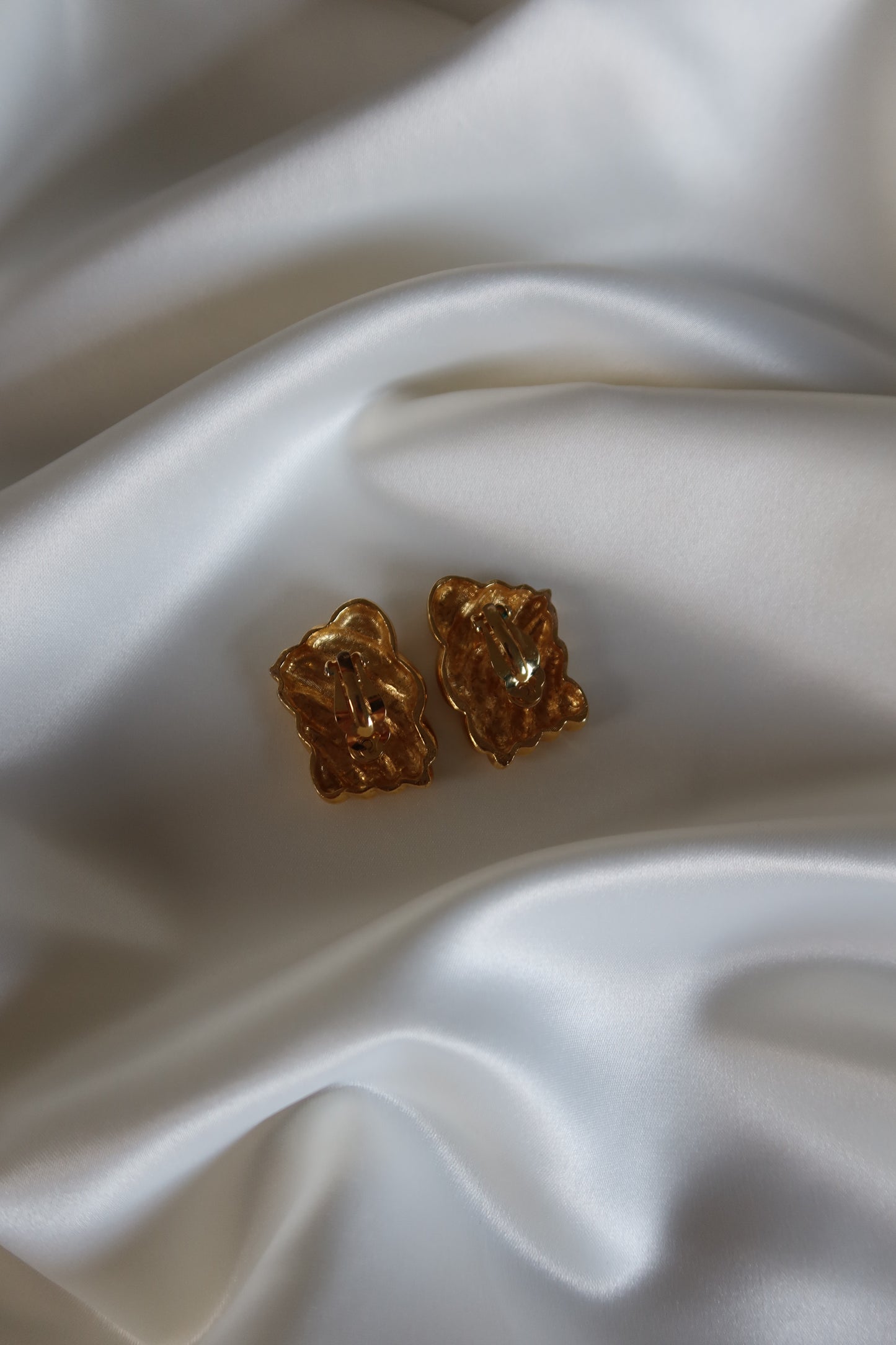 Non Signé - Gold Tone Ribbed Clip On Earrings