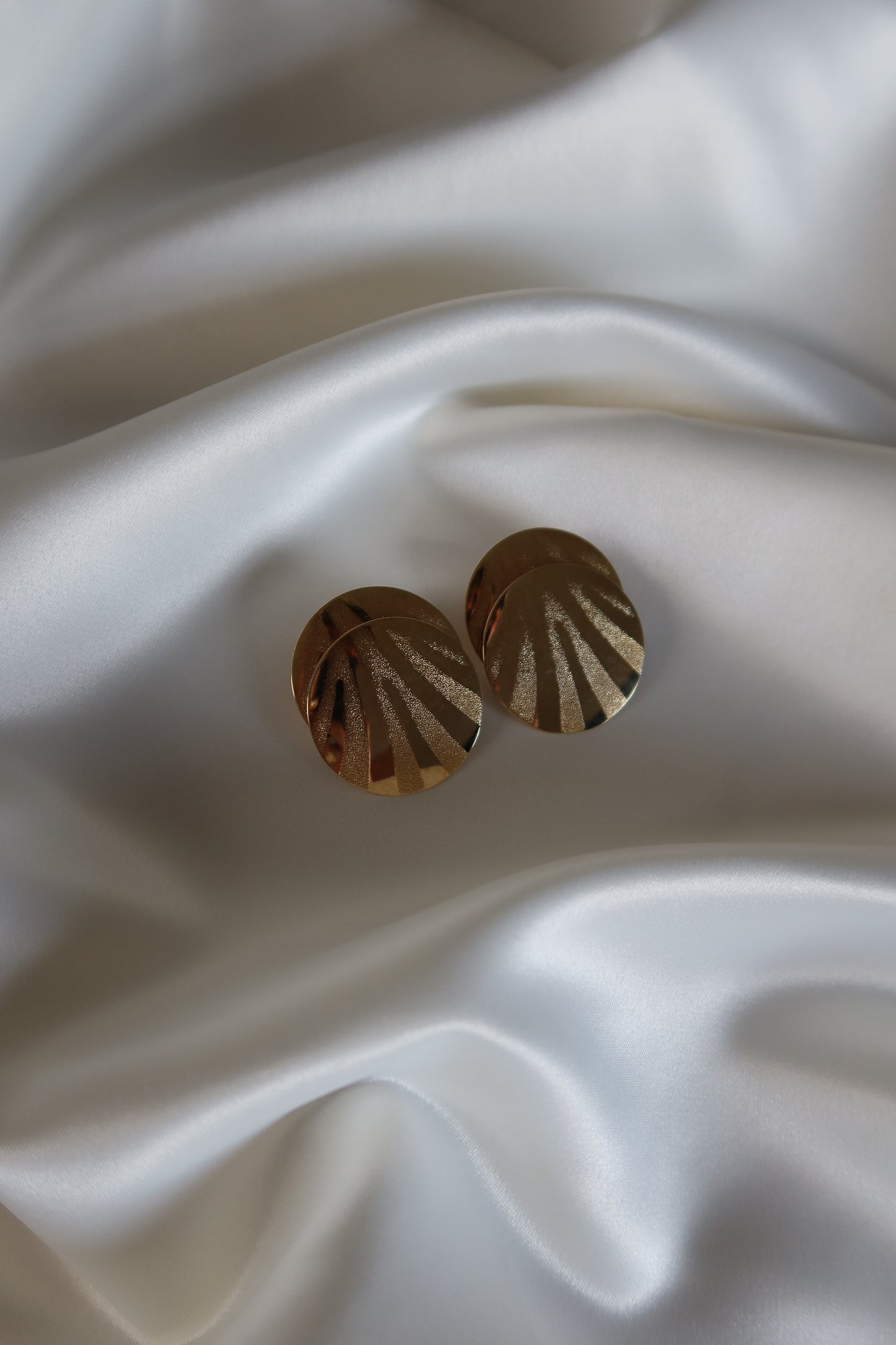 Non Signé - Gold Tone Tiger Print Clip On Earrings