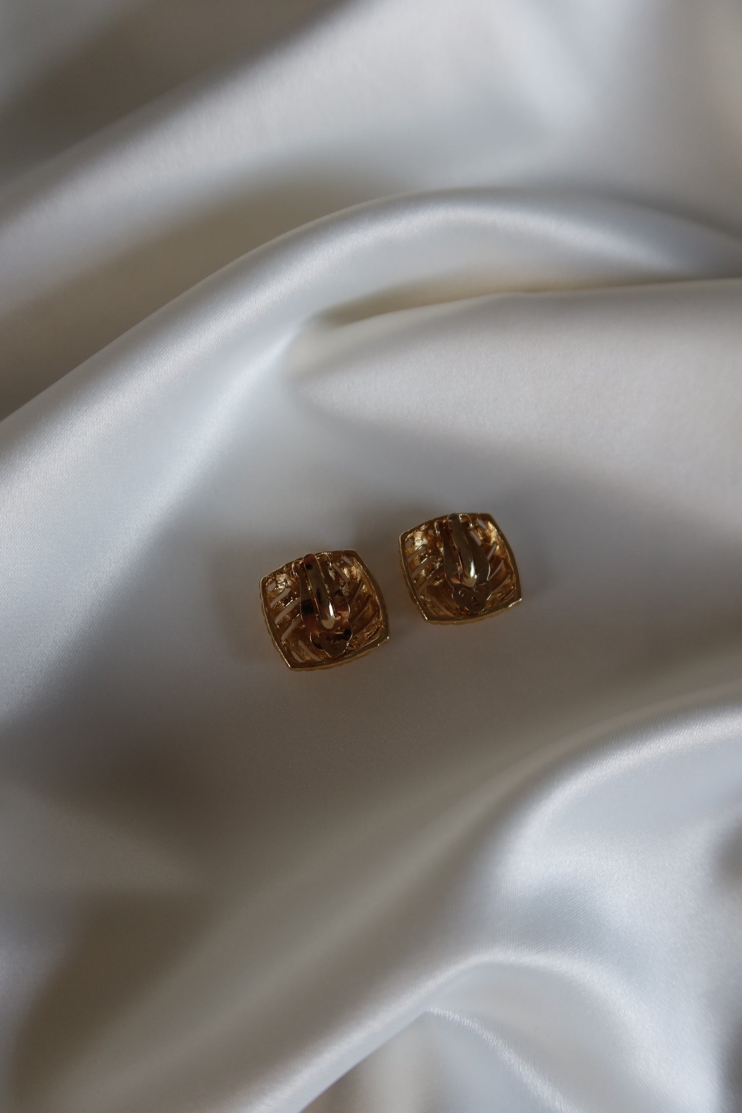 Non Signé - Gold Tone Textured Clip On Earrings