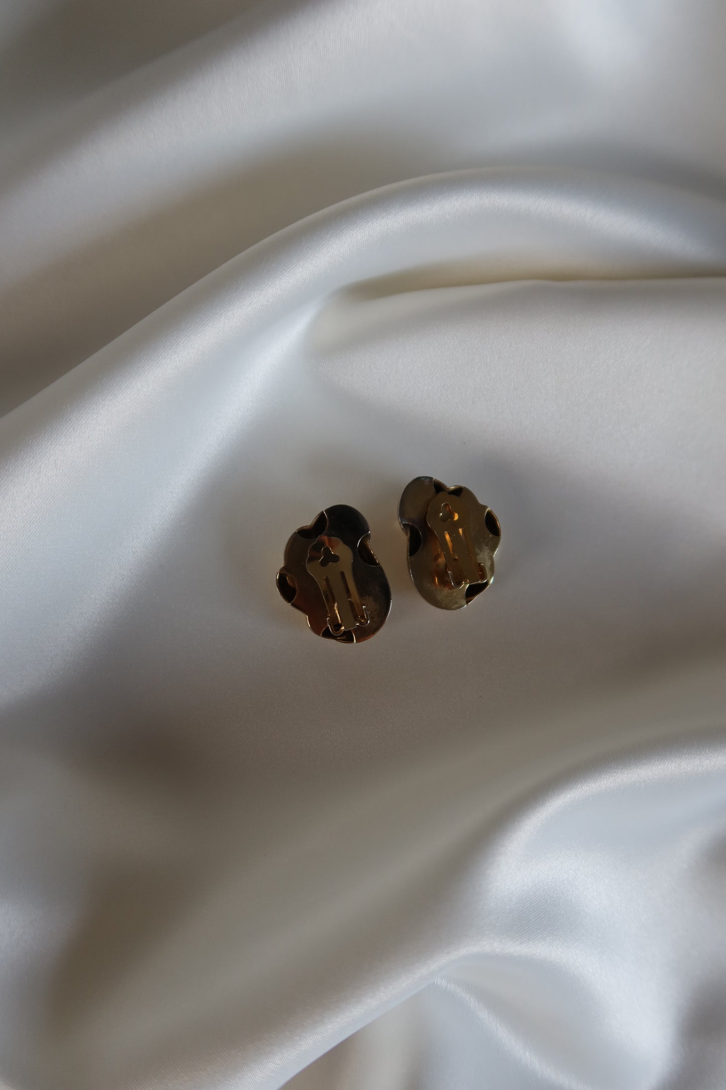 Non Signé - Gold Tone Ribbed Clip On Earrings