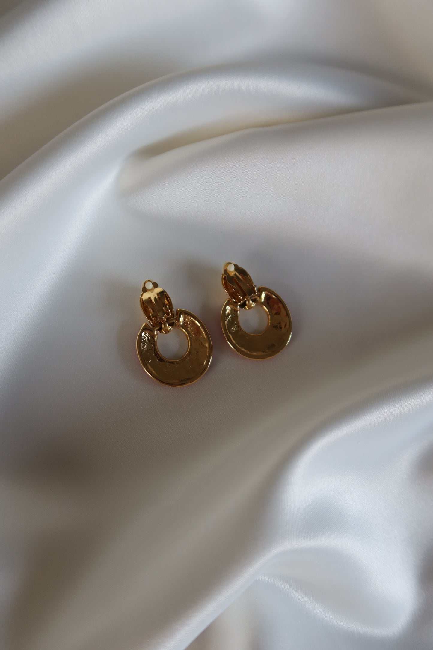 Non Signé - Gold Tone Clip On Earrings (Red Enamel)