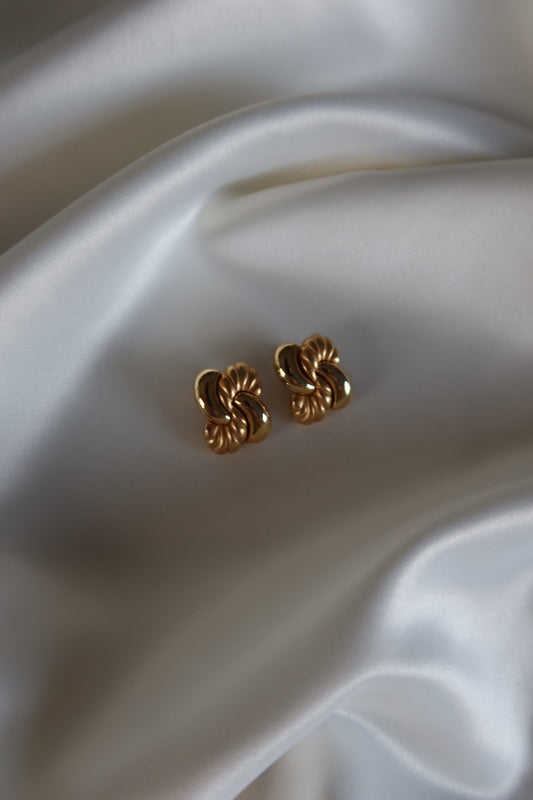 Non Signé - Gold Tone Ribbed Clip On Earrings (Matte/Shiny)