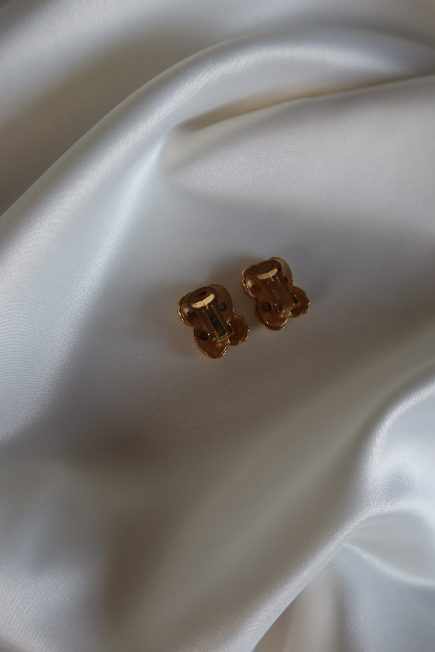 Non Signé - Gold Tone Ribbed Clip On Earrings (Matte/Shiny)