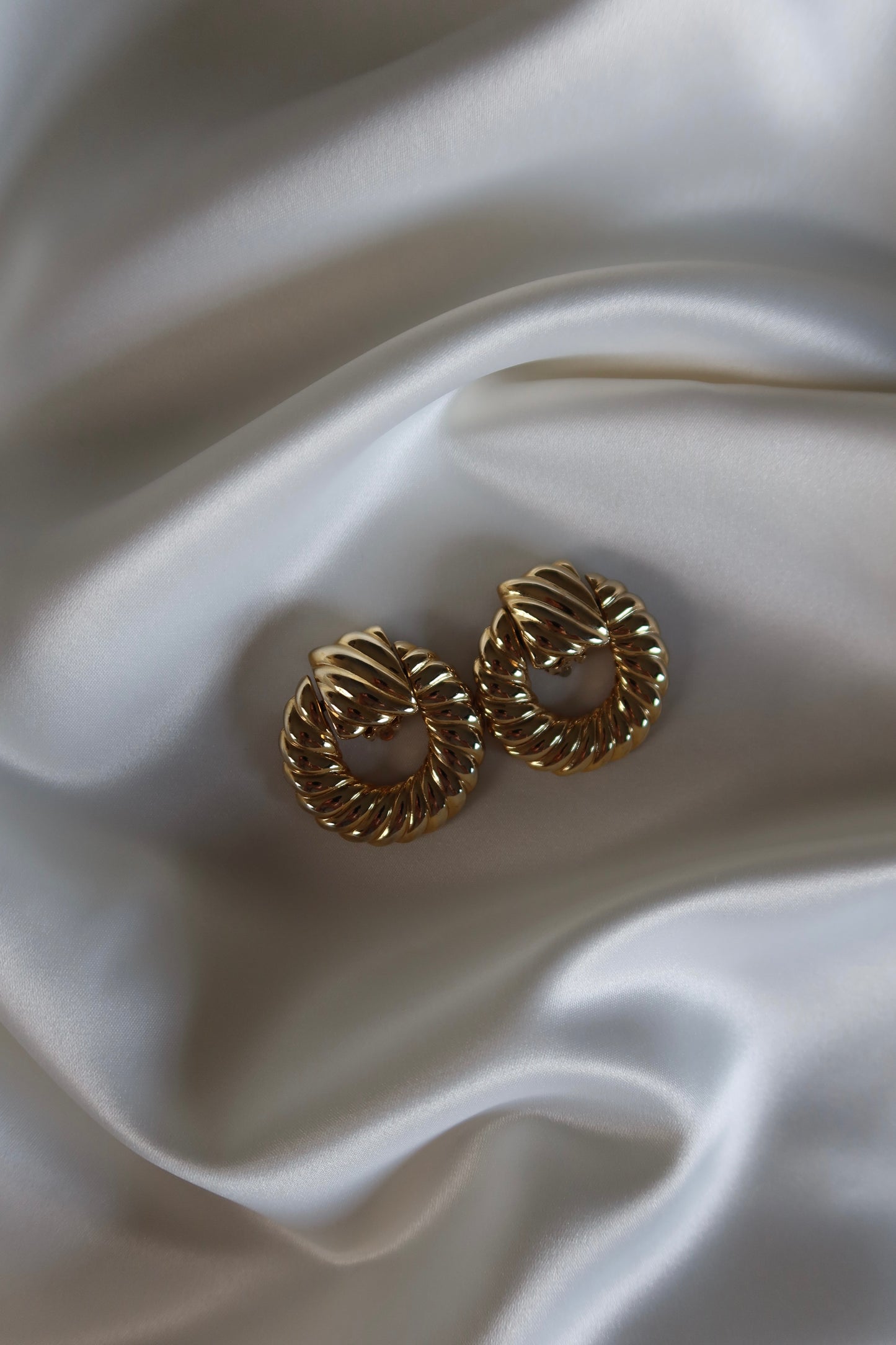 Non Signé - Gold Tone Ribbed Door Knocker Clip On Earrings