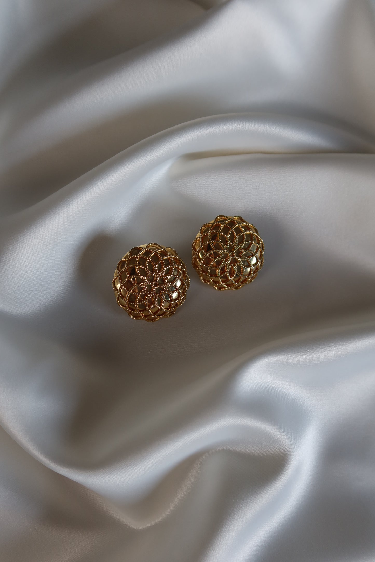 Non Signé - Gold Tone Round Eclectic Clip On Earrings (XL)