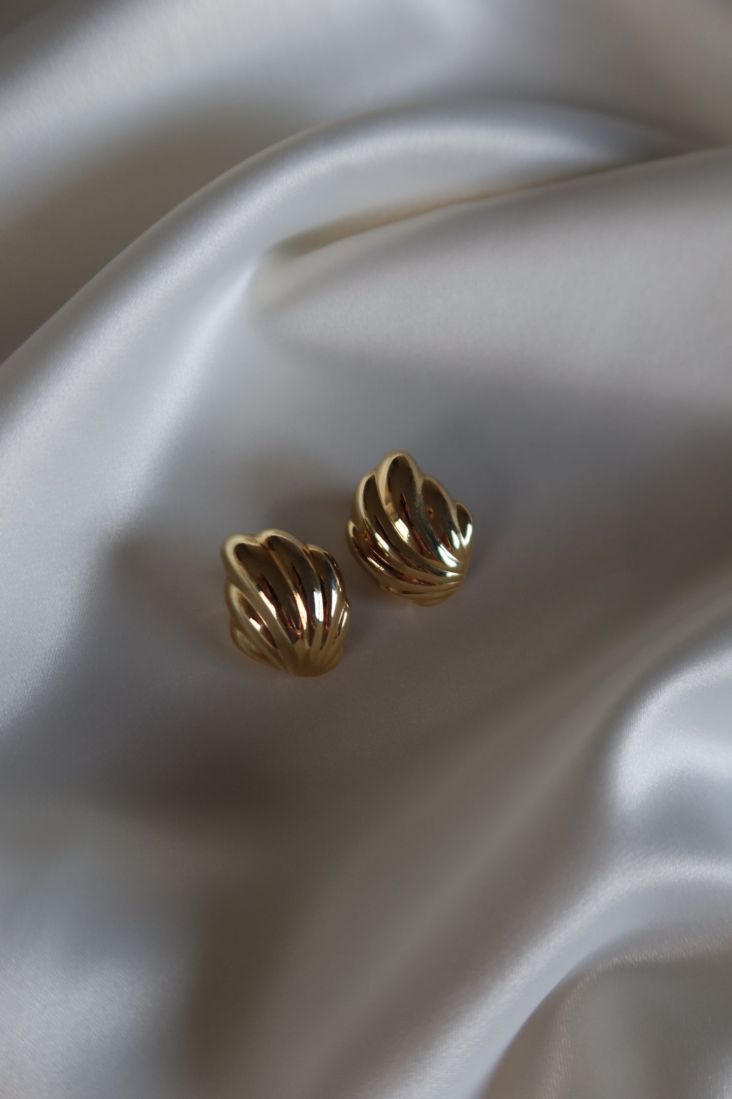 Non Signé - Gold Tone Conch Shell Clip On Earrings